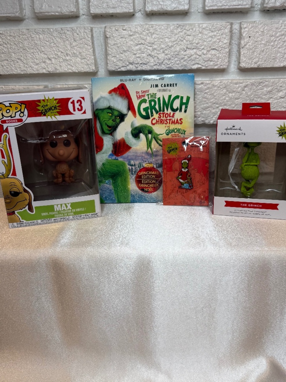 The Grinch Bundle - Funko Pop, Movie, Ornament & Pin